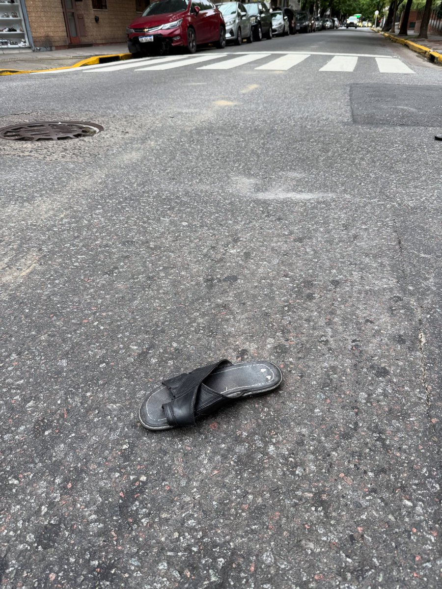 UntalNeanther's tweet photo. Tomamos la idea del recambio de neumáticos en la F1. Cualquiera que tenga un percance con su calzado en la vía pública, puede acceder instantáneamente a otro. #urbano #calzados #consciencia https://t.co/1CIbh2X8Ll