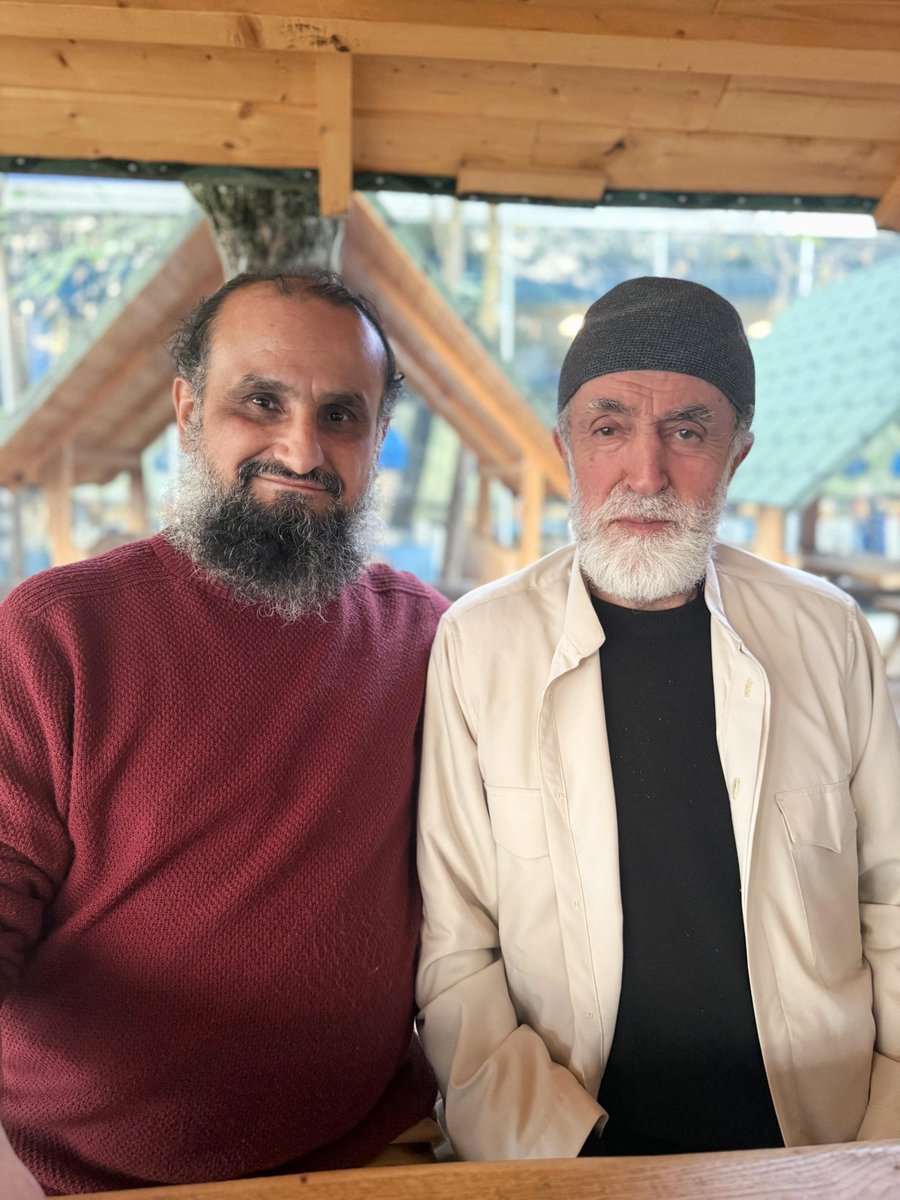 Antalya Akseki Müftüsü iken Osman Yüksel Serdengeçti ile 77-80 arası muhâveresi olan, talebe iken Üstad Kadir Mısıroğlu'nun sohbet kamplarına istirâk eden, Şehid Bayram Ali Öztürk Hocaefendi'nin üniversite arkadaşı, 28 Şubat Askeri-Masonik darbenin tâviz vermeden dimdik