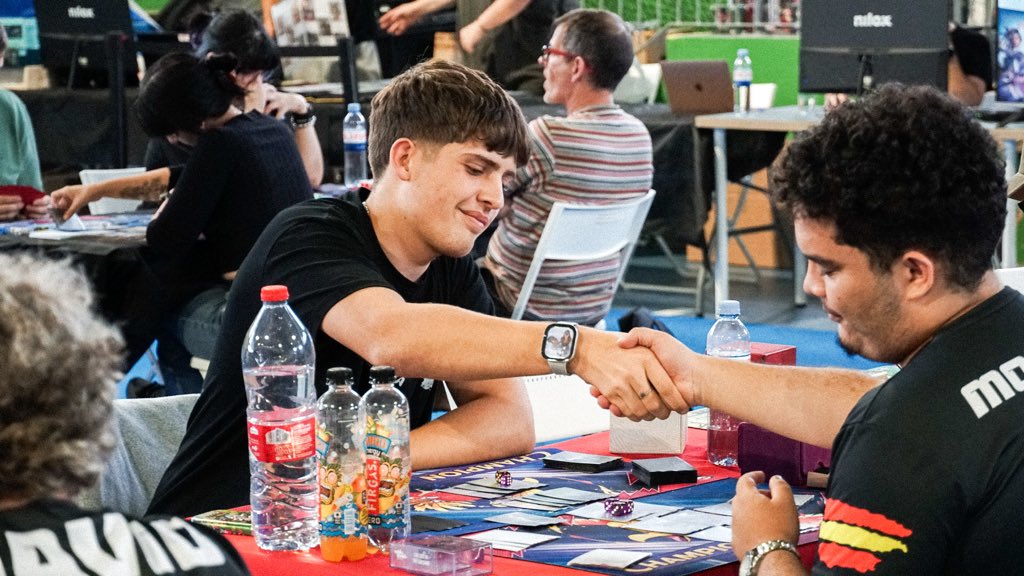 Top 4 ayer en mi primero torneo fuera de la isla, muy contento con el resultado. También felicitar a mi gran amigo <a href="/RodriMJ_PTCG_/">IRL rodri</a> por su segundo puesto. Una bonita experiencia que me llevó con gente que quiero 🫶🏼🫶🏼🫶🏼
Pd: fotos por <a href="/laloojbr/">Lalojbr</a>