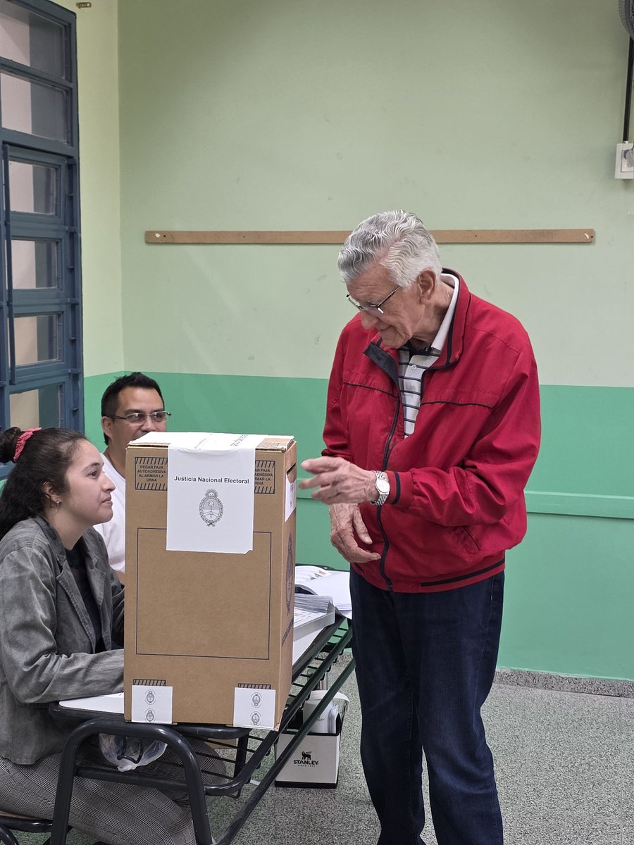 Cumpliendo con el deber cívico, votando sin bronca y con mucha esperanza de que nos va a ir mucho mejor. 🇦🇷