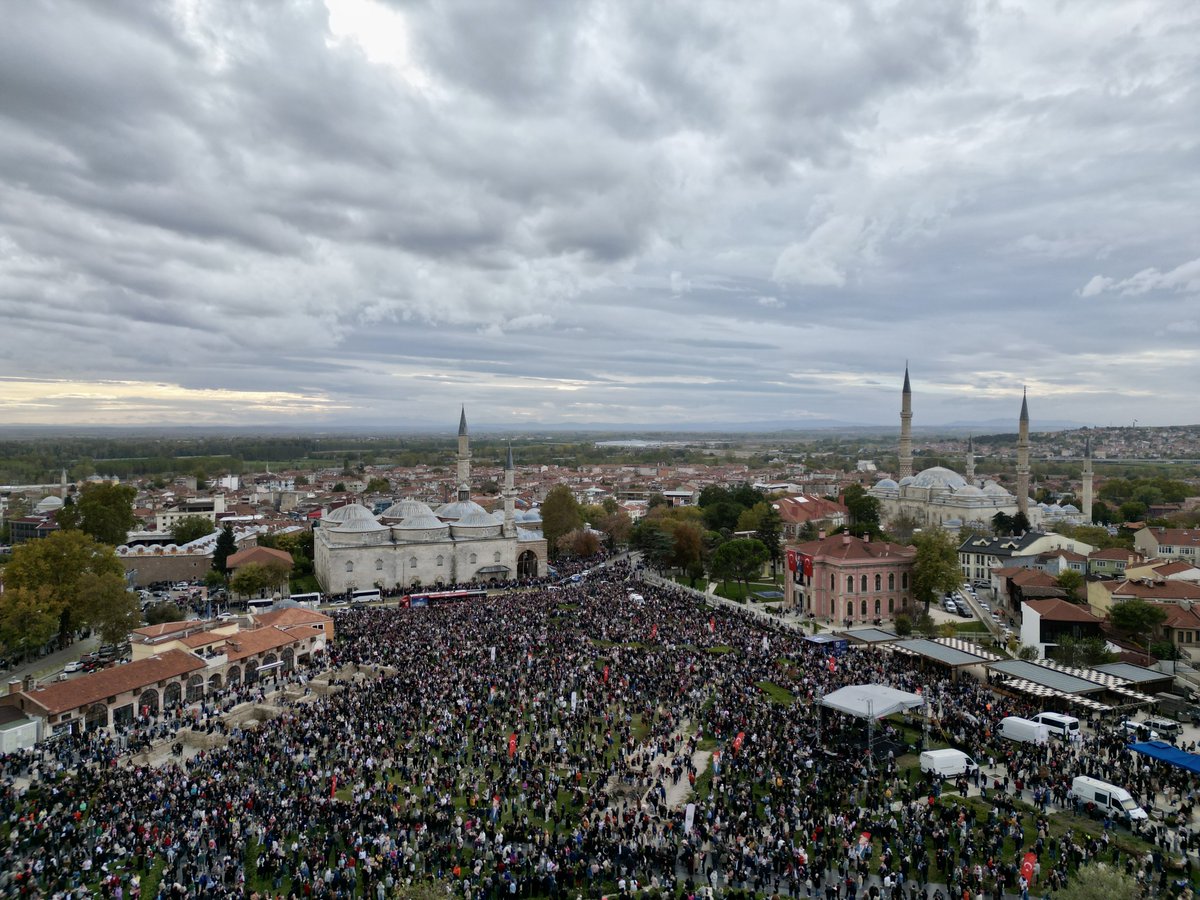edirne_valiligi's tweet photo. 🇹🇷 Gururumuz Türk Yıldızları Selimiye semalarında! ✈️✨

Cumhuriyet Bayramı kutlamaları kapsamında Valiliğimiz organizasyonunda Selimiye Meydanı’nda gökyüzü kırmızı beyaza büründü.

Türk Yıldızlarımızın nefes kesen gösterisi büyük ilgi ile izlenirken Edirne semaları Cumhuriyet coşkusuyla yankılandı.

Tüm Edirnelilerle birlikte bu gururu, bu heyecanı gökyüzünde paylaştık! 🇹🇷🔥

@TurkYildizlari