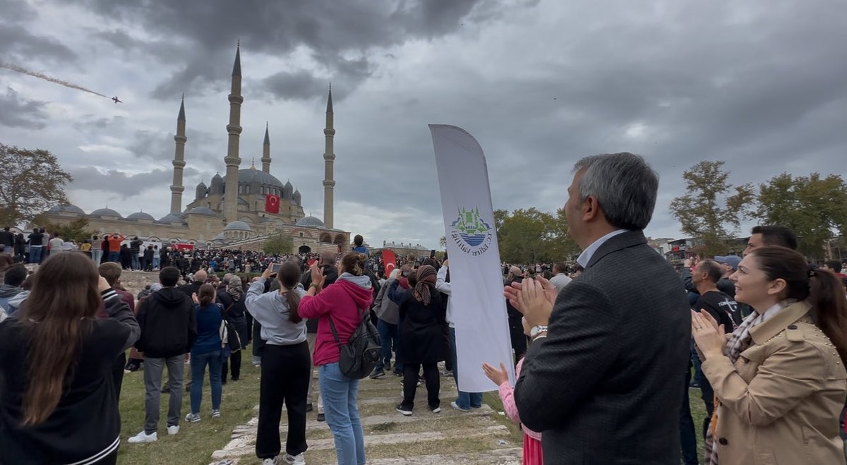 edirne_valiligi's tweet photo. 🇹🇷 Gururumuz Türk Yıldızları Selimiye semalarında! ✈️✨

Cumhuriyet Bayramı kutlamaları kapsamında Valiliğimiz organizasyonunda Selimiye Meydanı’nda gökyüzü kırmızı beyaza büründü.

Türk Yıldızlarımızın nefes kesen gösterisi büyük ilgi ile izlenirken Edirne semaları Cumhuriyet coşkusuyla yankılandı.

Tüm Edirnelilerle birlikte bu gururu, bu heyecanı gökyüzünde paylaştık! 🇹🇷🔥

@TurkYildizlari