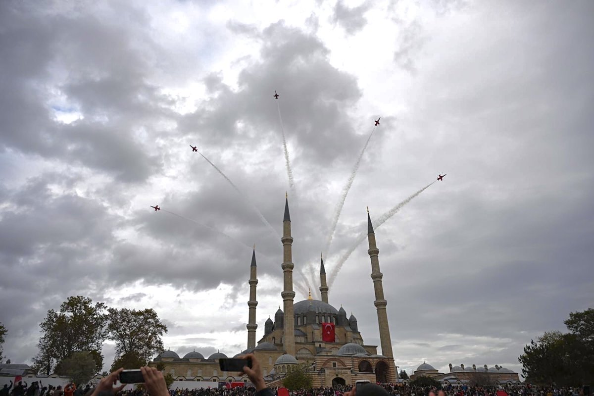 edirne_valiligi's tweet photo. 🇹🇷 Gururumuz Türk Yıldızları Selimiye semalarında! ✈️✨

Cumhuriyet Bayramı kutlamaları kapsamında Valiliğimiz organizasyonunda Selimiye Meydanı’nda gökyüzü kırmızı beyaza büründü.

Türk Yıldızlarımızın nefes kesen gösterisi büyük ilgi ile izlenirken Edirne semaları Cumhuriyet coşkusuyla yankılandı.

Tüm Edirnelilerle birlikte bu gururu, bu heyecanı gökyüzünde paylaştık! 🇹🇷🔥

@TurkYildizlari