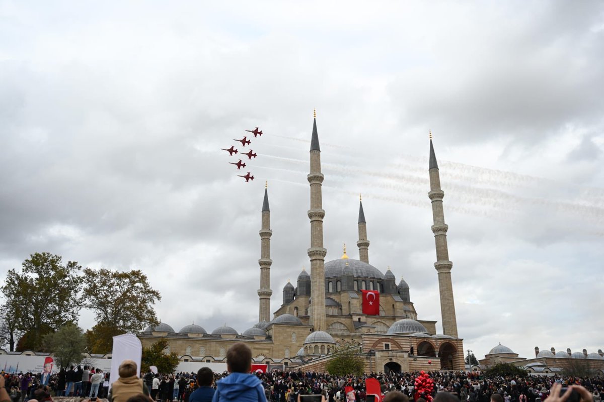 edirne_valiligi's tweet photo. 🇹🇷 Gururumuz Türk Yıldızları Selimiye semalarında! ✈️✨

Cumhuriyet Bayramı kutlamaları kapsamında Valiliğimiz organizasyonunda Selimiye Meydanı’nda gökyüzü kırmızı beyaza büründü.

Türk Yıldızlarımızın nefes kesen gösterisi büyük ilgi ile izlenirken Edirne semaları Cumhuriyet coşkusuyla yankılandı.

Tüm Edirnelilerle birlikte bu gururu, bu heyecanı gökyüzünde paylaştık! 🇹🇷🔥

@TurkYildizlari