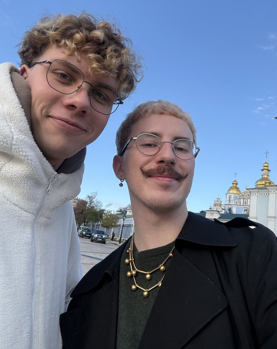 дякую, що сьогодні гарна погода ✨

можемо нормально погуляти Києвом удвох востаннє, але надіюсь хоч не в житті 🥹