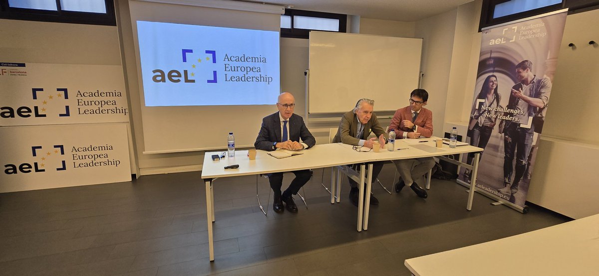 Moltes gràcies,Antonio Llardén,president d'<a href="/enagas/">Enagás</a>,i <a href="/Joserayav/">Jose Maria Raya</a>,catedràtic #Economia aplicada d'<a href="/UPFBarcelona/">UPF Barcelona</a> i dir. de la càtedra #habitatge d'<a href="/APCECatalunya/">APCE Catalunya</a> per les classes a #AEL. Y muchas gracias al embajador Luís Fernández de la Peña por la suya sobre geopolítica.
#lideratge