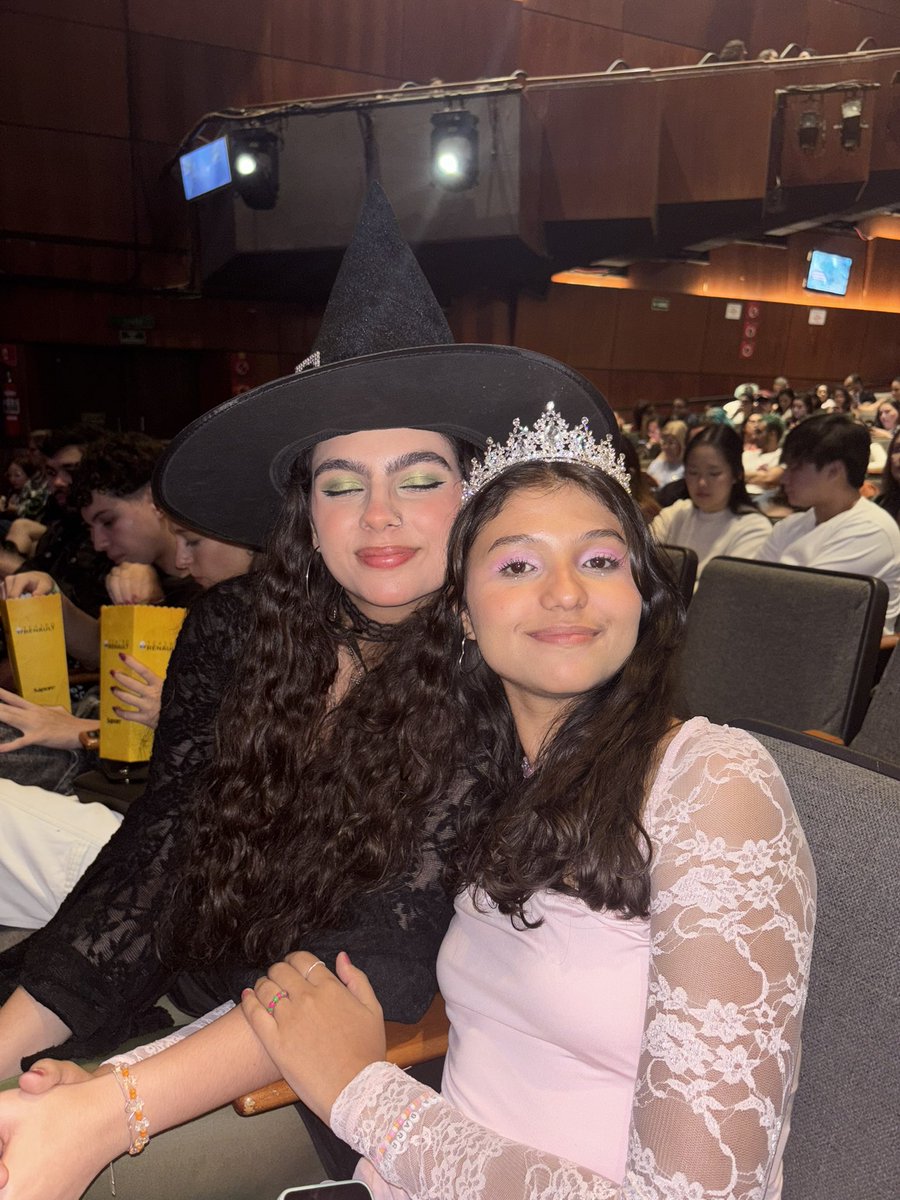 wicked de ontem na primeira fileiraa!!!! com meu amor 🩷💚