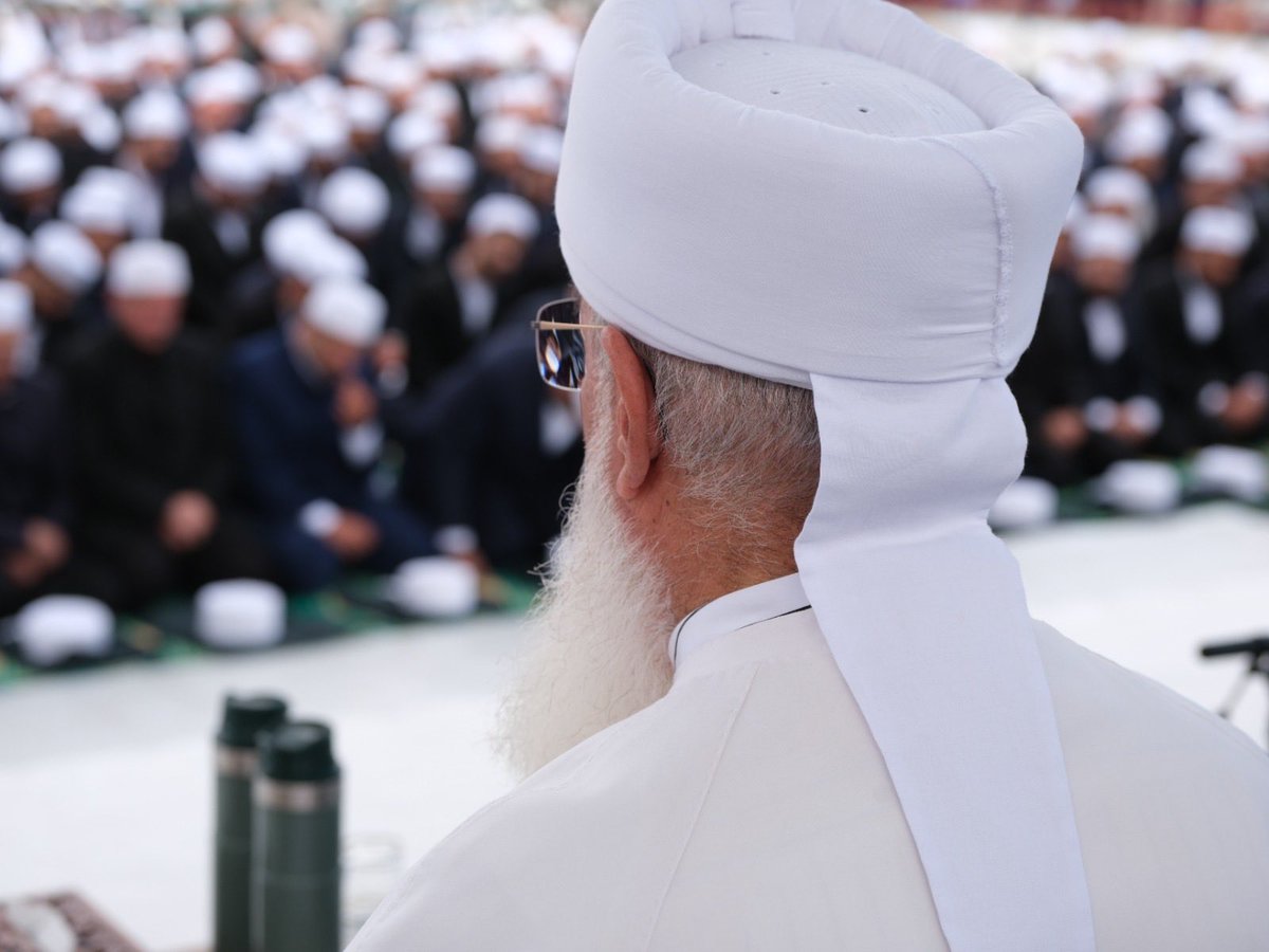 “Gayra meyletmez gönül,
cân başka cânân istemez,
Bir olur şehre hükümdâr,
iki sultân istemez…”

Demiş bilen biri.