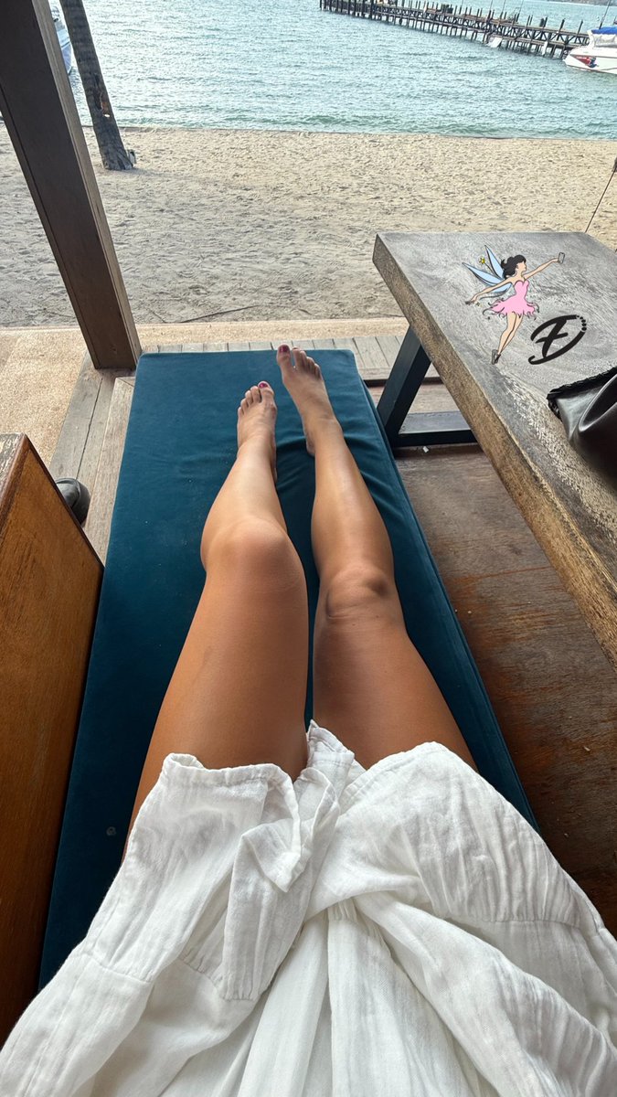 fairy_diary_com's tweet photo. Luna in paradise with a perfect view 😍 and we get a perfect view of the legs and feet 😍 we wish you a nice Sunday everyone 😘 #fairydiary #fairy #diary #feetmodel #legs #feet #toenails #perfectfeet #perfectlegs #germanfeetmodel #germanfeetdiary #feetlovers #toelovers #paradisefeet