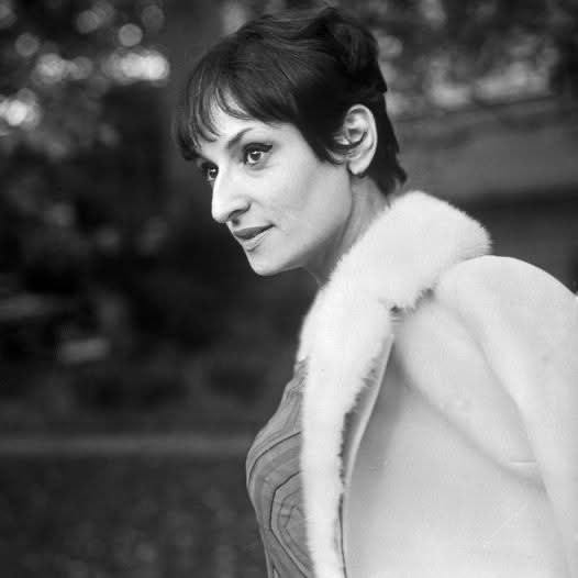 "Mon enfance", sublime chanson de Barbara 🥺

"J'ai eu tort, je suis revenue dans cette ville au loin perdue
Où j'avais passé mon enfance
J'ai eu tort, j'ai voulu revoir le coteau où glissait le soir
Bleu et gris, ombres de silence
Et j'ai retrouvé comme avant
Longtemps après
Le