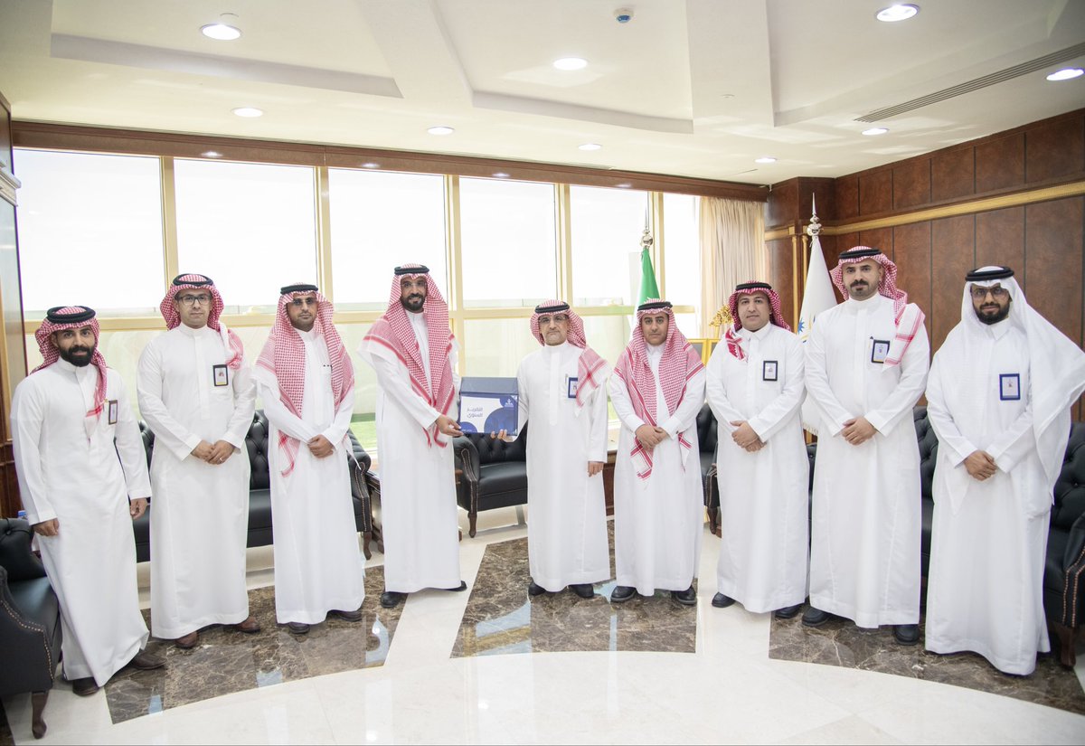 استلم رئيس #جامعة_نجران أ.د.عبدالرحمن الخضيري التقرير السنوي لكلية العلوم الطبية التطبيقية للعام الجامعي ١٤٤٦هـ في مكتبه بالبرج الإداري، وذلك خلال استقباله عميد الكلية د.عادل الشهراني، ووكلاء الكلية، ورؤساء الأقسام العلمية، ومدير الإدارة..