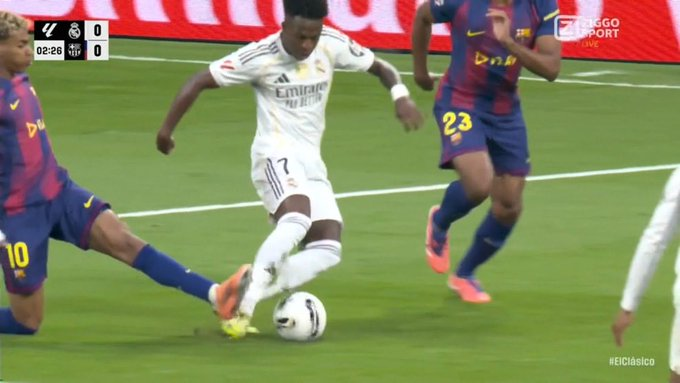 PurelyFootball's tweet photo. PENALTY OR NO PENALTY? https://t.co/dLWDfS64vO
