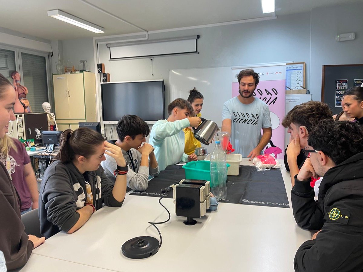 IObarenes's tweet image. Esta semana nuestro alumnado de #Biología y del aula #CLAS ha participado en el taller #Meteolab de @CiudadCiencia. 
#CienciaOFicción #YoVoyAlObarenes #Geociencias