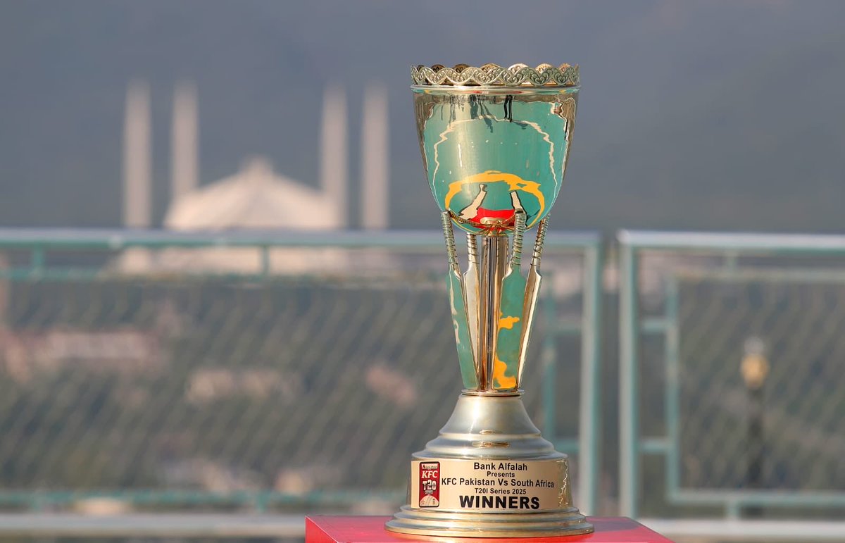 پاکستان بمقابلہ جنوبی افریقہ ٹی20سیریز

اسلام آباد: پاکستان کے کپتان سلمان علی آغا اور جنوبی افریقہ کے کپتان کے کپتان ڈونوون فریرا نے اسلام آباد میں ٹرافی رونمائی تقریب میں شرکت کی۔ 
دونوں ٹیموں کے درمیان پہلا ٹی20انٹرنیشنل میچ 28اکتوبر کو راولپنڈی میں کھیلا جائے گا
#PAKvSA