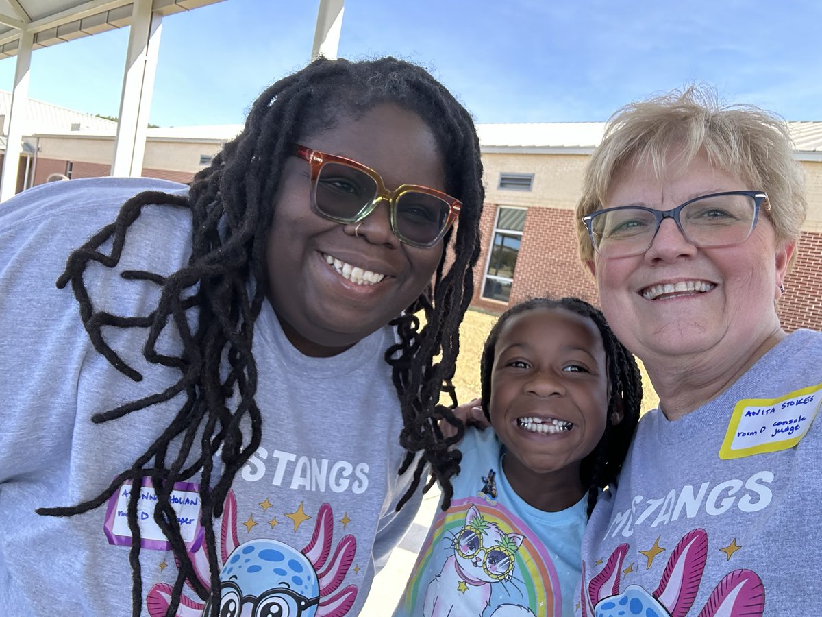 acs_mom22's tweet photo. Yes!! Saturday morning was so much fun at the Picture Book Bowl and @MtCarmelES_HCS won 2nd place! Thank you to all the volunteers. Loved reconnecting with old friends and making new ones from all around the county. #encouragereading #lifelongfriends #relationshipsmatter https://t.co/cAEkFjIoth