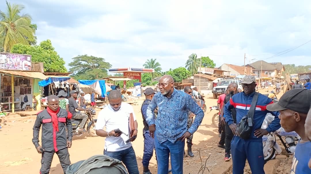 OEyenga81664's tweet image. Le sénateur ALEXIS MONDONGE, président A.I. du CDER, a clôturé sa mission à Gemena en inspectant les travaux d’asphaltage avec le VPM de l’Économie, Il a échangé avec la population et la presse locale,réaffirmant son engagement pour le développement du Sud-Ubangi. #Fasthi13 #CDER