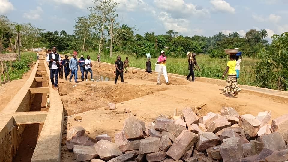 OEyenga81664's tweet image. Le sénateur ALEXIS MONDONGE, président A.I. du CDER, a clôturé sa mission à Gemena en inspectant les travaux d’asphaltage avec le VPM de l’Économie, Il a échangé avec la population et la presse locale,réaffirmant son engagement pour le développement du Sud-Ubangi. #Fasthi13 #CDER