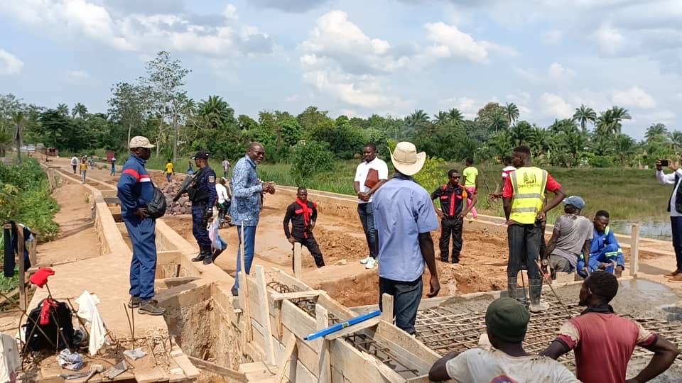 OEyenga81664's tweet image. Le sénateur ALEXIS MONDONGE, président A.I. du CDER, a clôturé sa mission à Gemena en inspectant les travaux d’asphaltage avec le VPM de l’Économie, Il a échangé avec la population et la presse locale,réaffirmant son engagement pour le développement du Sud-Ubangi. #Fasthi13 #CDER