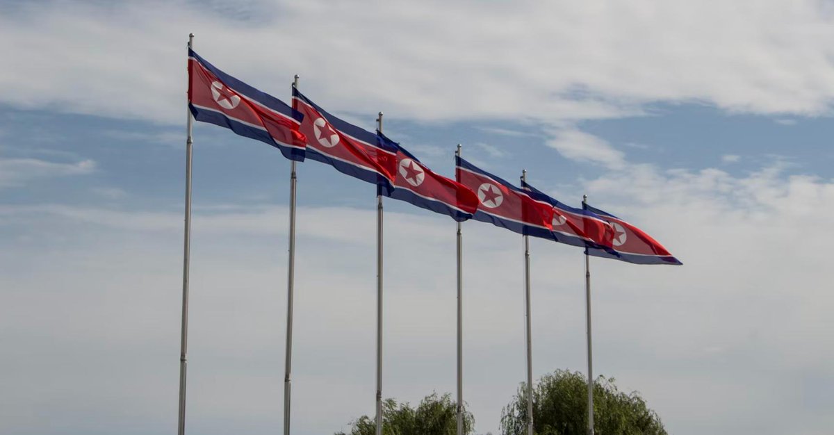 ⚠️ North Korea using AI to automate crypto hacks at massive scale. Small teams can now scan thousands of contracts in minutes. $2B stolen in 2025. AI > quantum as near-term threat. #CryptoSecurity #AI #Hacking thedailyscrypt.io/ai/north-korea…