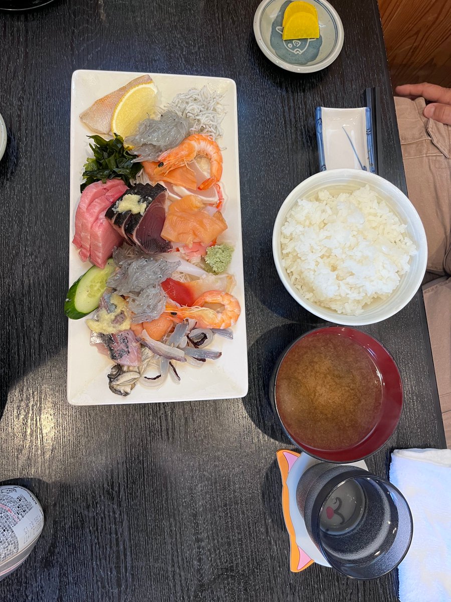 Workbee_fujisan's tweet photo. 今日のランチは加賀本店🍤
天ぷらがまるで“揚げ物の富士山”🗻✨
小鉢も山盛り、味もボリュームも最高!
焼肉丼、隣の海鮮定食もキラッキラ🐟
まさにオモウマい店💕
#加賀本店 #オモウマい店 #山梨グルメ #WorkBee #ワークビー #富士山婦人 #さくらはる #ローカルランチ #天ぷら定食 #焼肉丼 #海鮮定食 https://t.co/W8WLQotztB