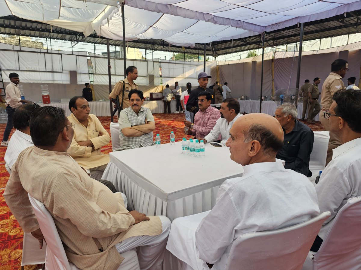 आज ग्राम मकनपुर में स्वर्गीय श्री बलराम त्यागी जी की तेरहवीं में सम्मिलित होकर शोकाकुल परिवारजनों से भेंट कर सांत्वना प्रकट की।
ईश्वर दिवंगत आत्मा को अपने श्रीचरणों में स्थान दें एवं परिवार को इस दुखद घड़ी को सहन करने की शक्ति प्रदान करें।