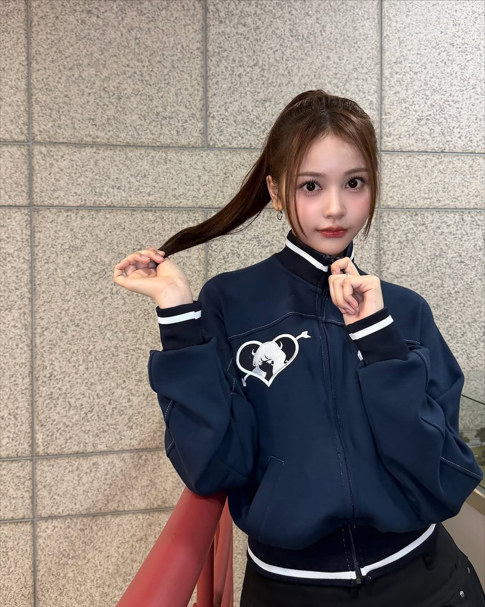carmeniayu's tweet photo. caught a good lighting moment, so you get a wink! 😉 ready to run a few laps in this sporty look, but first, a selfie! https://t.co/jpHHEAupKB