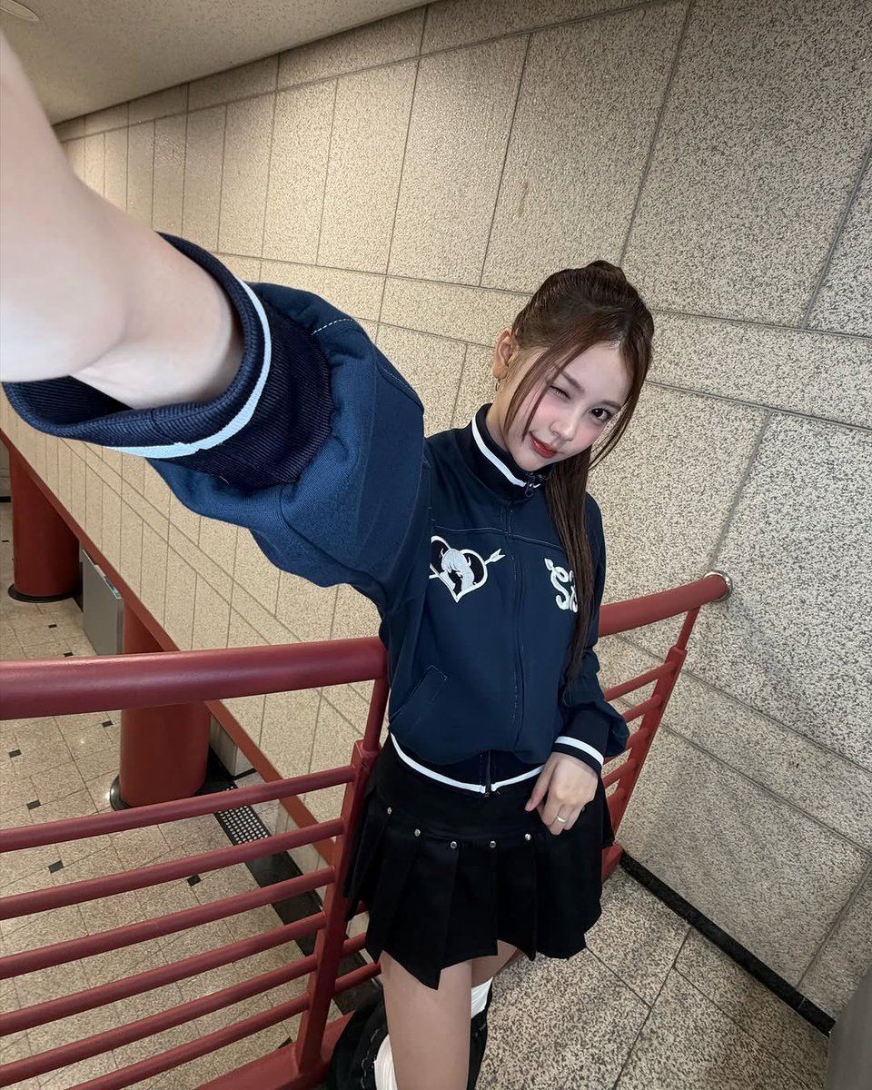 carmeniayu's tweet photo. caught a good lighting moment, so you get a wink! 😉 ready to run a few laps in this sporty look, but first, a selfie! https://t.co/jpHHEAupKB