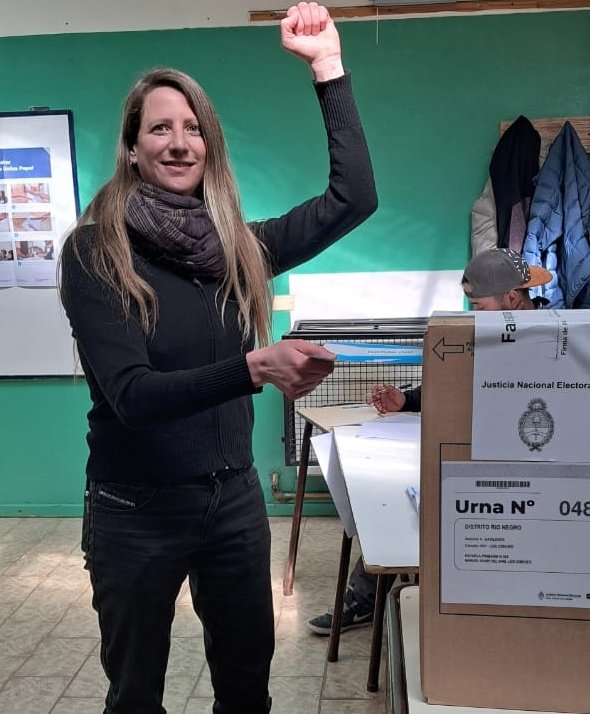 AlhueBG's tweet photo. Ya voté en la Escuela 324 de Villa Los Coihues. Hoy vamos a mostrar cuantos somos los que no nos resignamos a un nuevo pacto colonial que sólo traerá pobreza, contaminación y saqueo de los bienes comunes naturales. https://t.co/e6QdHe1YPw