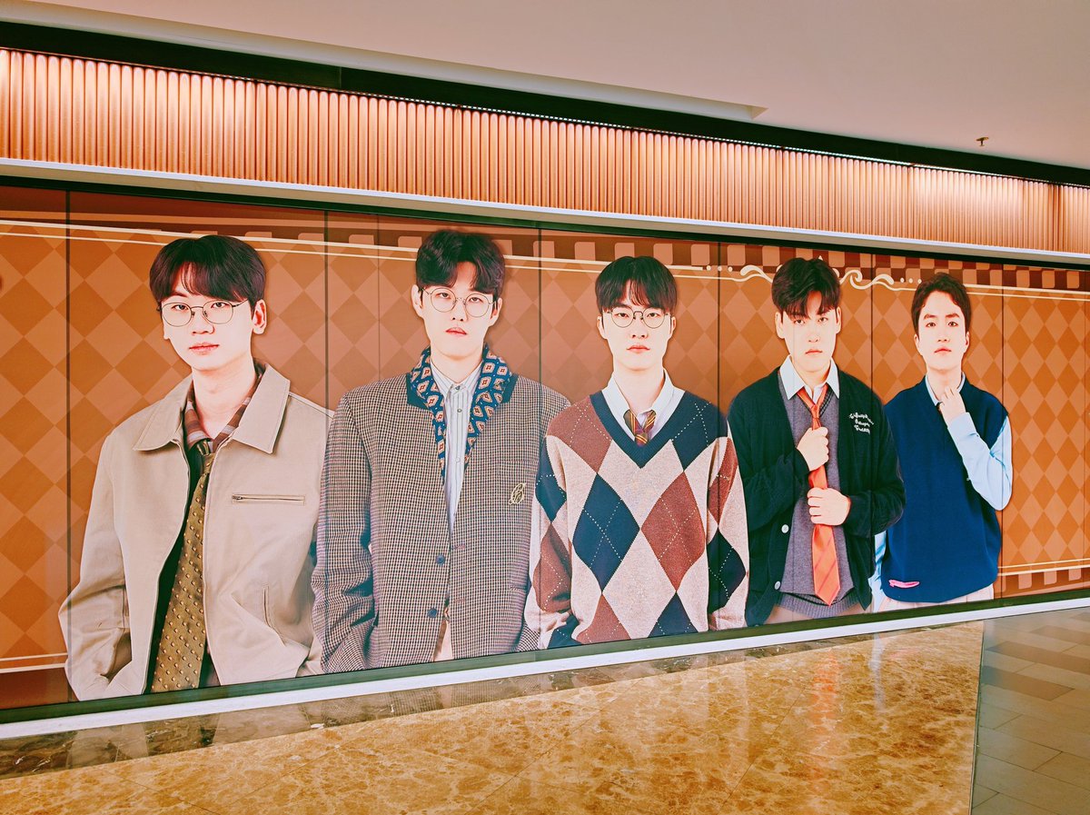 fonnarnya's tweet photo. 去了T1 Popup店 🌹
#T1atWorlds2025 #t1 #Doran #Oner #Faker #Gumayusi #keria https://t.co/YirGoI3hBG