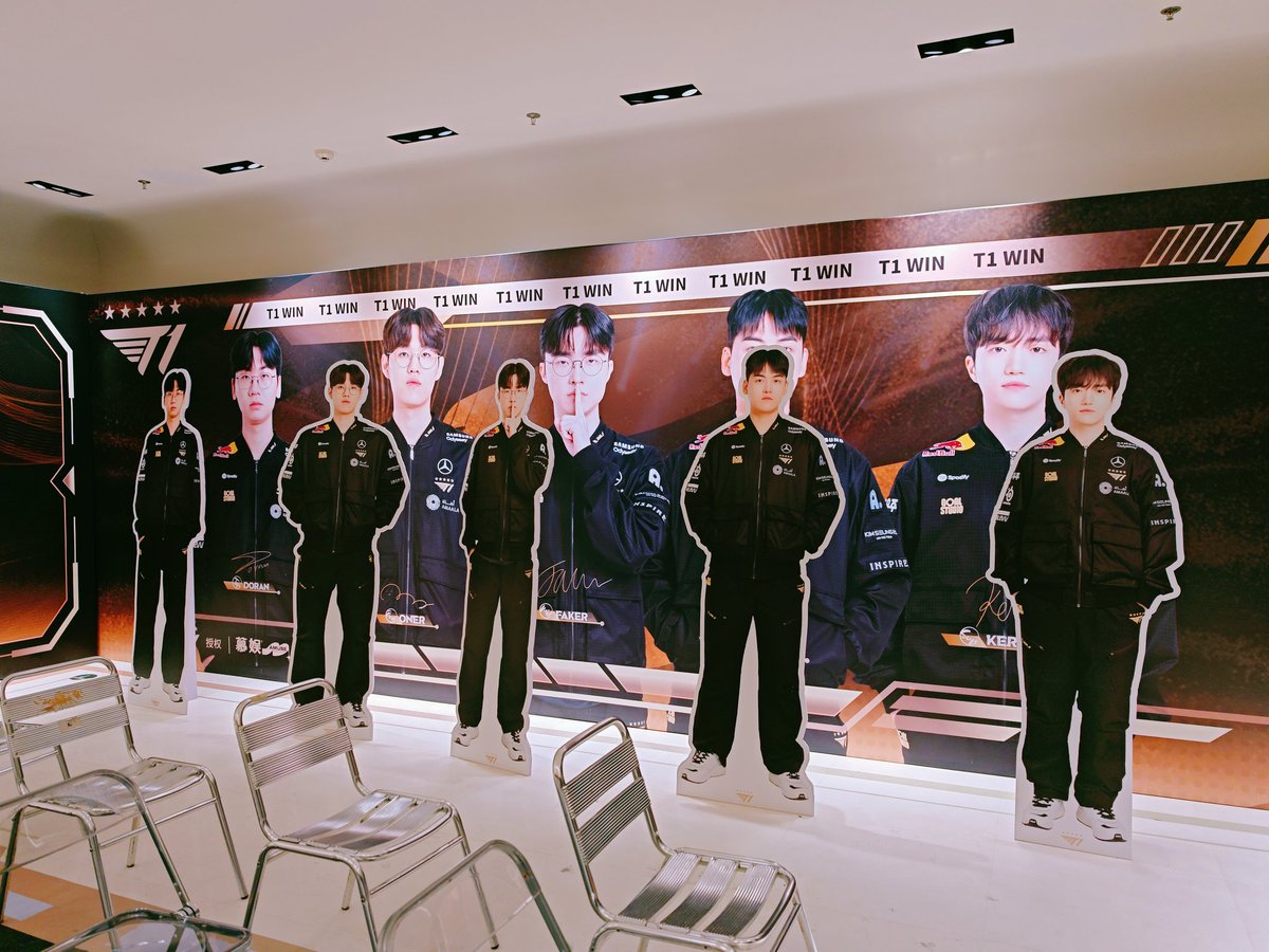 fonnarnya's tweet photo. 去了T1 Popup店 🌹
#T1atWorlds2025 #t1 #Doran #Oner #Faker #Gumayusi #keria https://t.co/YirGoI3hBG