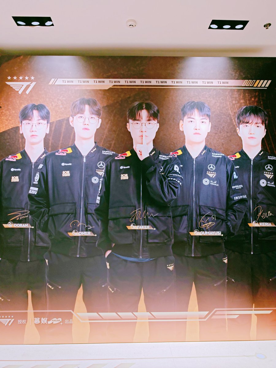 fonnarnya's tweet photo. 去了T1 Popup店 🌹
#T1atWorlds2025 #t1 #Doran #Oner #Faker #Gumayusi #keria https://t.co/YirGoI3hBG