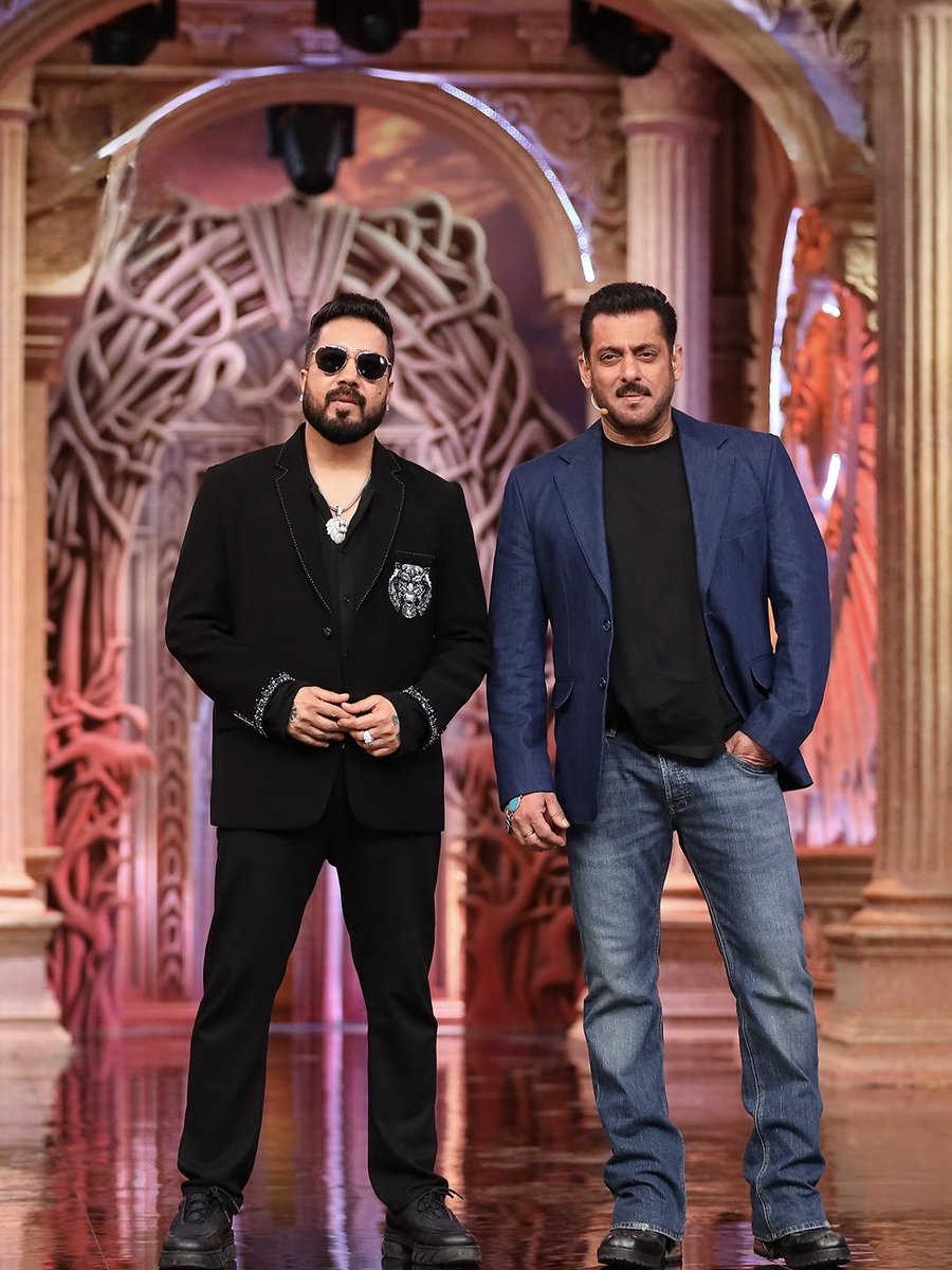BSKFanClub's tweet image. #MikaSingh with #SalmanKhan at #WeekendkaVaar #BiggBoss19 😍