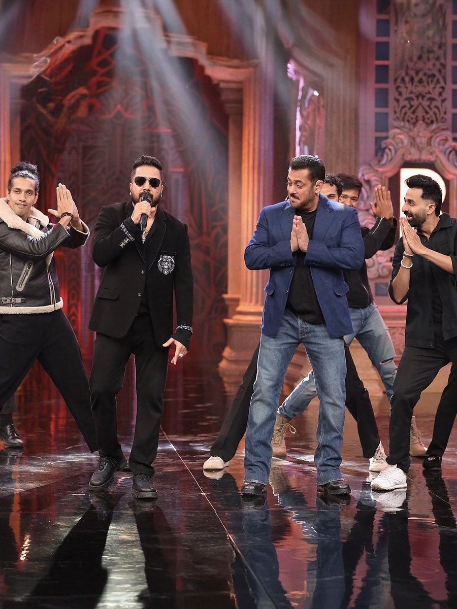 BSKFanClub's tweet image. #MikaSingh with #SalmanKhan at #WeekendkaVaar #BiggBoss19 😍