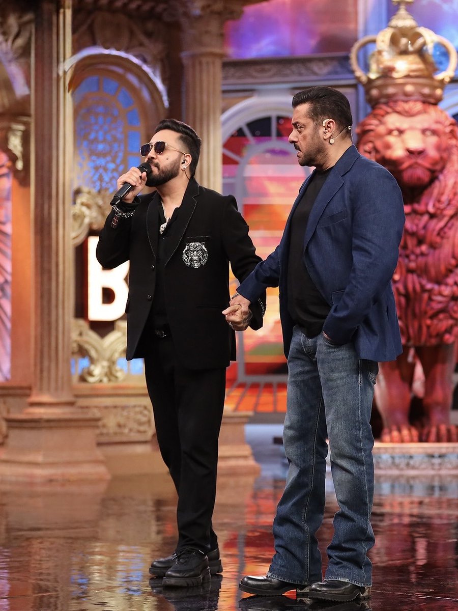 BSKFanClub's tweet image. #MikaSingh with #SalmanKhan at #WeekendkaVaar #BiggBoss19 😍