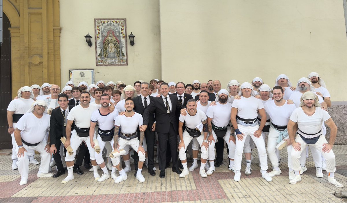 Lealtad, Felicidad y Oficio. Seguimos caminando juntos ⁦<a href="/ArtesacroT/">artesacro</a>⁩ ⁦<a href="/pasionensevilla/">Pasión en Sevilla</a>⁩ ⁦<a href="/elllamadorcsr/">elllamadorcsr</a>⁩ ⁦<a href="/virgenSierraSev/">Hermandad de la Virgen de la Sierra Sevilla</a>⁩