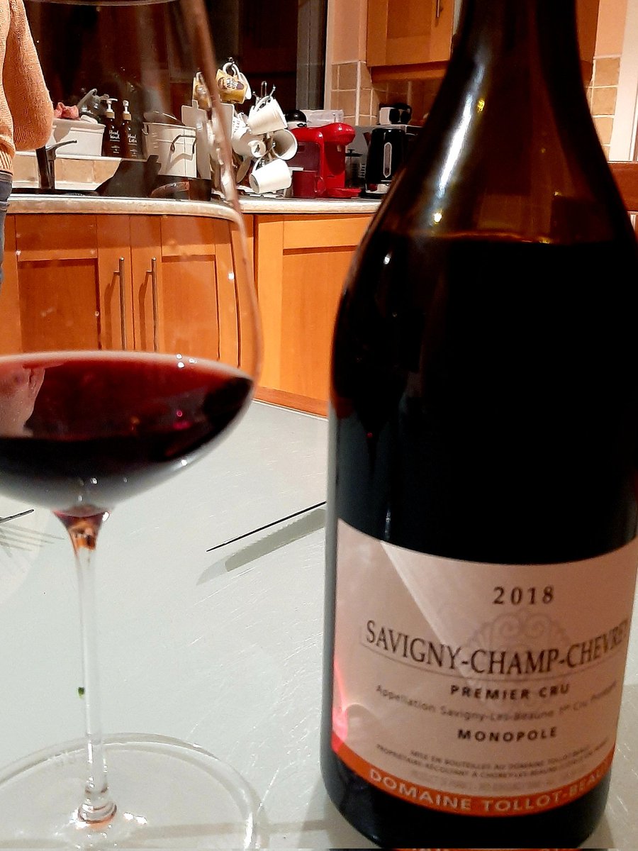 7MikeCollins6's tweet photo. This Tollot Beaut 2018 Burgundy (bought en primeur through @SearsonsWines during Covid time) is drinking beautifully and perfect with Mrs C's duck a l'orange  @Blinderswine https://t.co/IpgE0dtMit