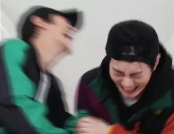 دختره توی فن میتینگ برگشت به جونگده گفت فردا قراره چانیول رو ببینم چیزی هست بخوای بهش بگم؟؟
جونگده هم گفت هر چی باشه خودم بهش زنگ می‌زنم.
پدر ایستاده شاشید روی هر چی اوتی‌کم استنه🙂‍↕️🫳🏻
<a href="/weareoneEXO/">EXO</a> <a href="/B_hundred_Hyun/">Baekhyun_EXO</a> <a href="/layzhang/">Lay Zhang</a>