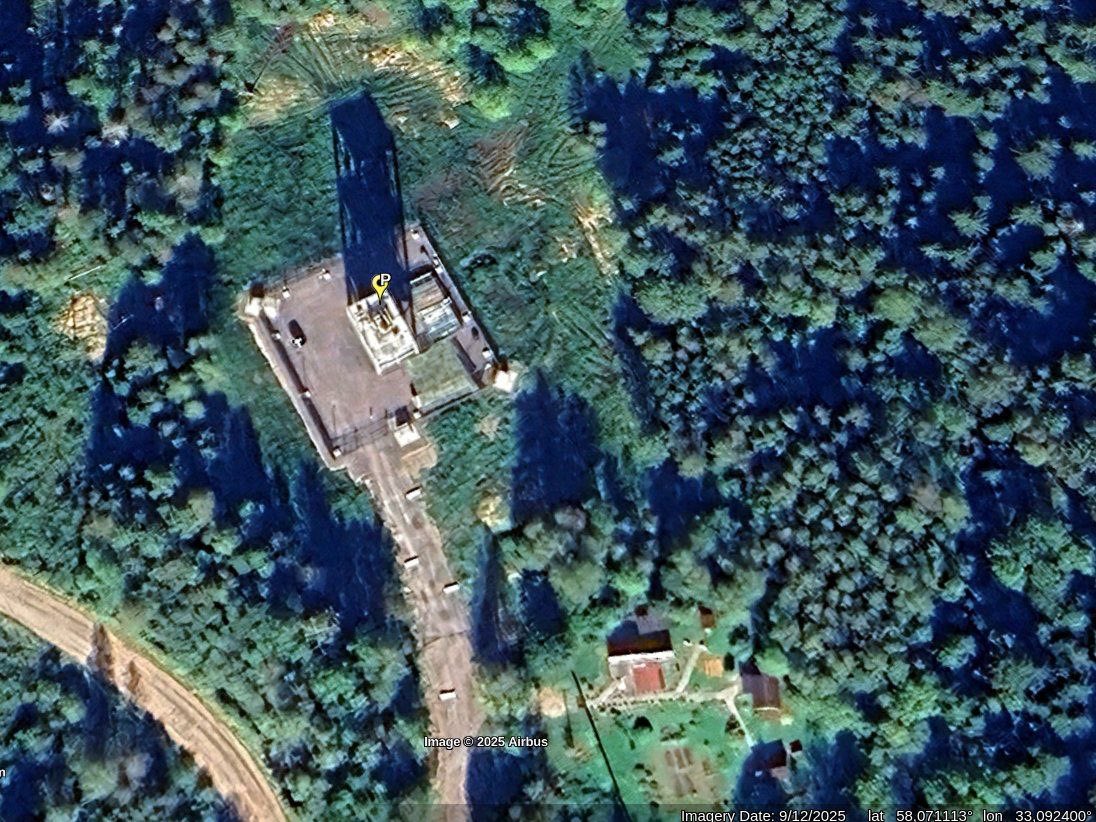 NSTRIKE01's tweet image. ‼️‼️🇺🇦👊🇷🇺 The great rat leader of a decaying empire:

⚫ After Moscow, Ukrainian OSINT analysts have now identified the type and exact location of the air defense systems deployed near Putin’s Valdai residence:

🔵 — Pantsir-S1
🔴 — S-400