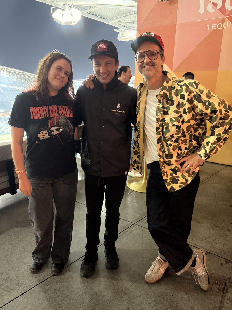 lilygneal's tweet image. ran into these two guys after the show😆
