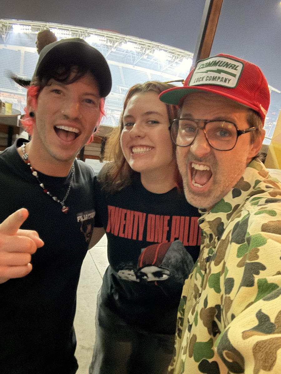 lilygneal's tweet image. ran into these two guys after the show😆