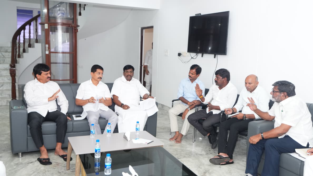 ఈరోజు జూబ్లిహిల్స్ ఎన్నికలపై జరిగిన సన్నాహక సమావేశంలో మంత్రి <a href="/INC_Ponguleti/">Ponguleti Srinivasa Reddy</a> రెడ్డి, సియం సలహాదారులు <a href="/Vemnarenderredy/">Vem Narender Reddy</a> గార్లతో పాల్గోన్న భువనగిరి ఎమ్మెల్యే కుంభం అనిల్ కుమార్ రెడ్డి గారు, నకిరెకల్ ఎమ్మెల్యే వేముల వీరేశం గారు, ఎమ్మెల్సీ శంకర్ నాయక్ గారు .