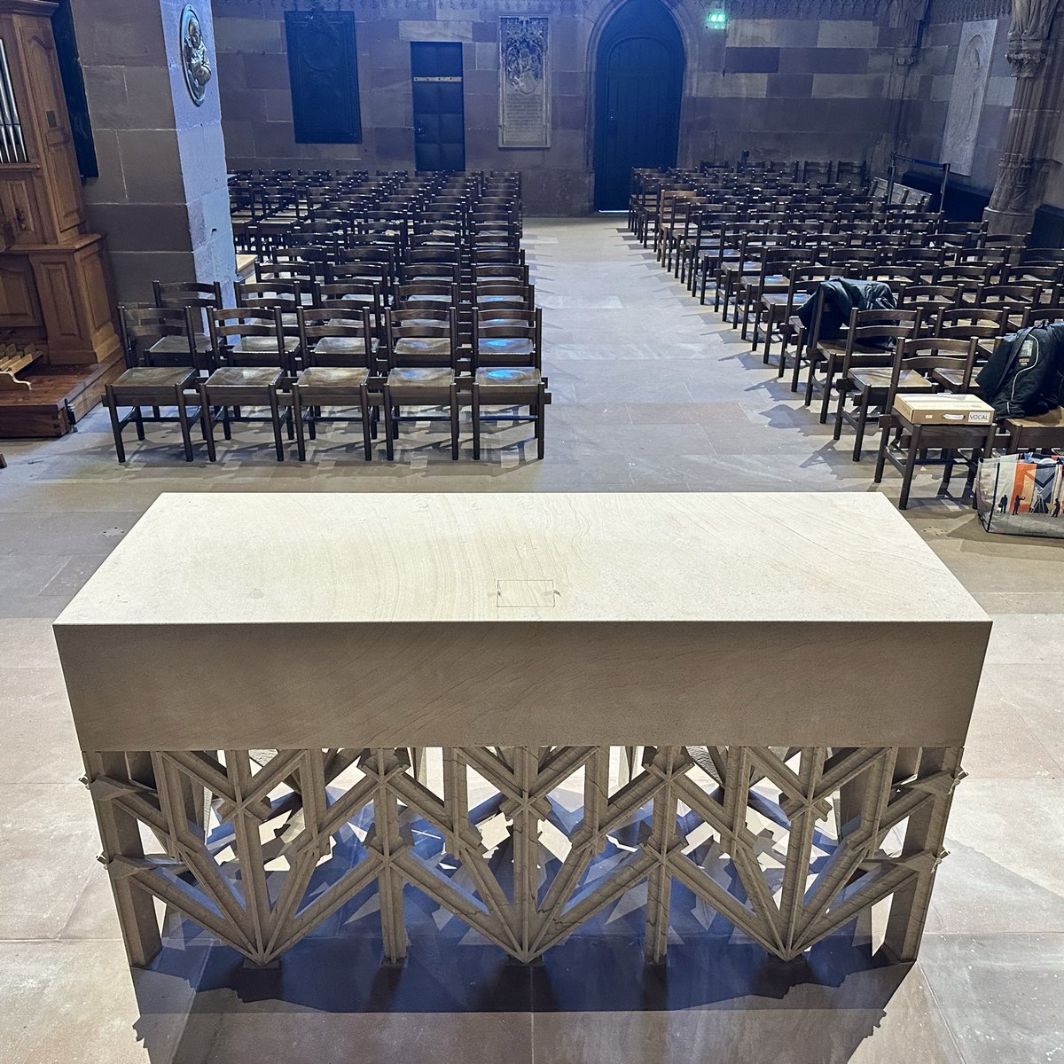 Mobilier liturgique dans la chapelle Saint-Laurent réalisé par <a href="/CathedraleLabs/">Ateliers Cathédrale</a> 

oeuvre-notre-dame.org/blog/nouvel-ec…