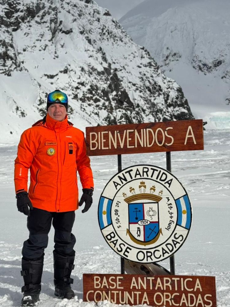 Capitán de Fragata Campillo Adrian Gonzalo, actualmente es el Jefe de la BASE CONJUNTA ANTÁRTICA ORCADAS #Elecciones2025 también se vota en la Antártida.  Con 7 bases permanentes más de 180 habilitados para emitir su voto . <a href="/JanezNataliaOk/">Natalia Jañez</a> <a href="/FMMasters/">FM Master's</a> <a href="/nestorschumy/">nestor schumacher</a> <a href="/solagusti/">Sol Agusti</a>