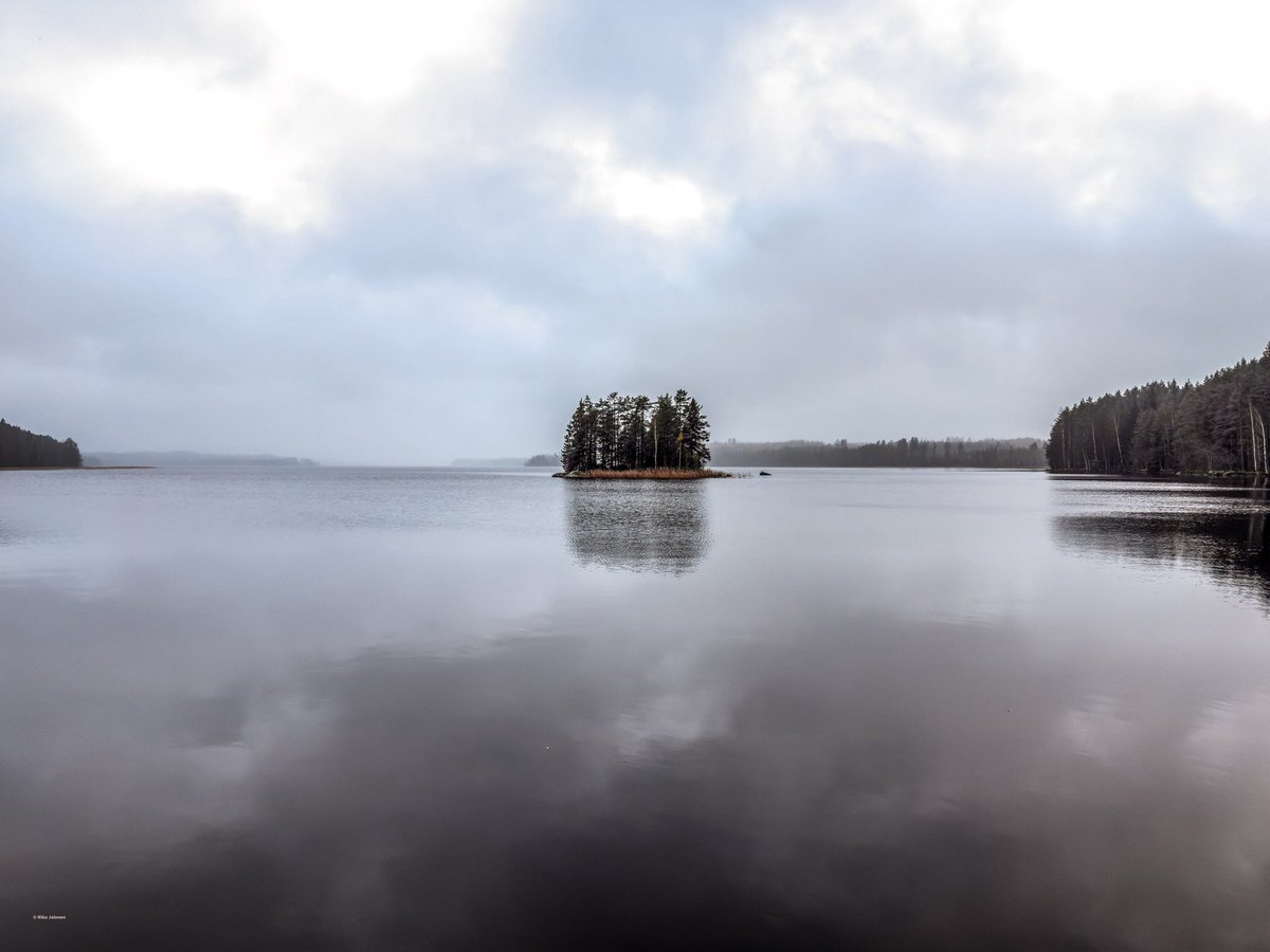 Mitäpä jos kelloa olisi siirretty kerralla 12 tuntia. Olisi tullut hiukan enemmän kontrastia elämään.