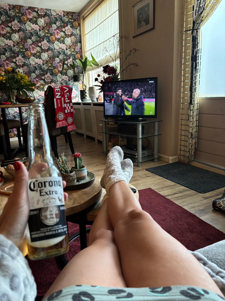 Lindaliciousss's tweet image. Wat een heerlijke pot voetbal! 

Credits naar het uitvak 🔴⚪️

#FeyPSV 2-3