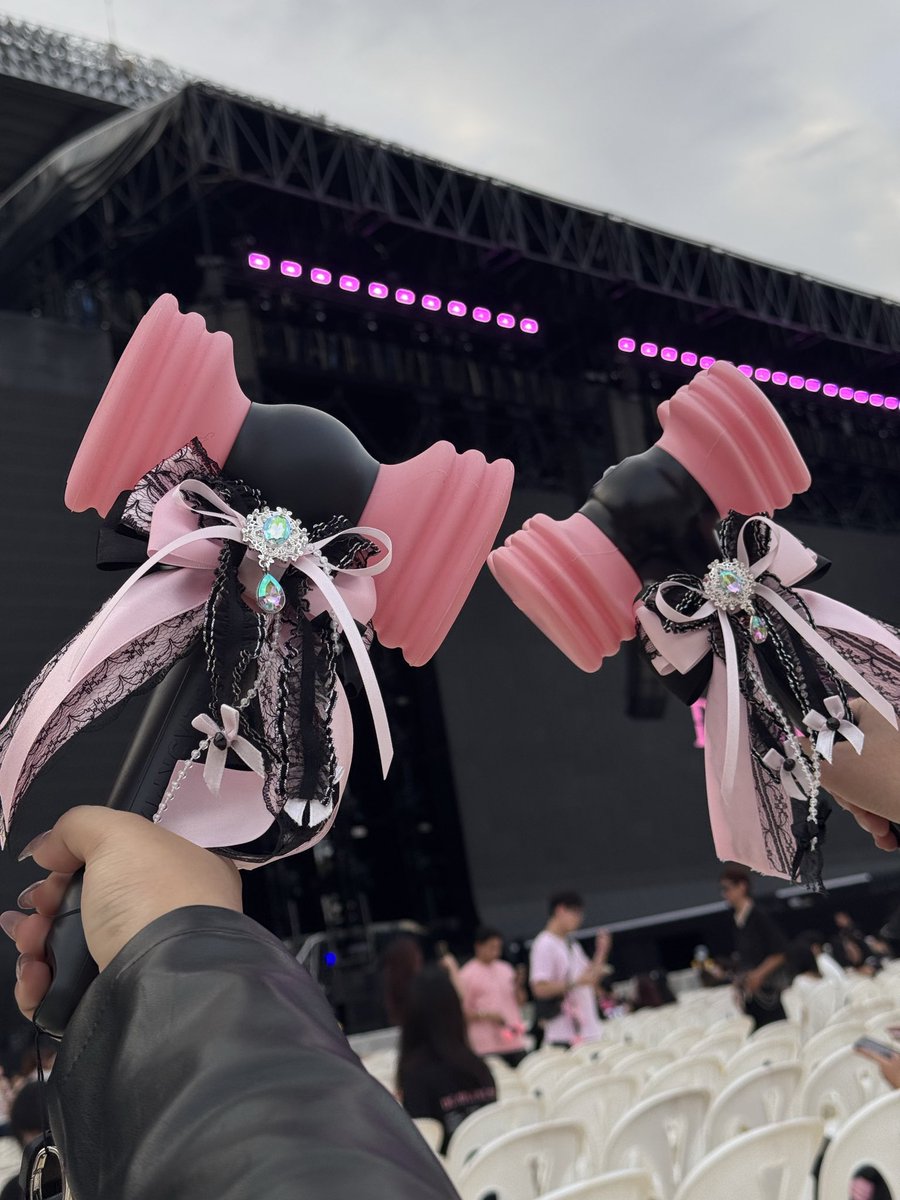 buttermimil's tweet photo. 🖤💖 ควรมีมากก สวยแบบสุดๆๆเลยค่ะ ถือถ่ายรูปแล้วทำให้ภาพรวมดูเต็มสุดสุด ซื้อเลยๆๆๆๆๆ #รีวิวโบว์ติดแท่งไฟpanad https://t.co/iLX6uk2YFC