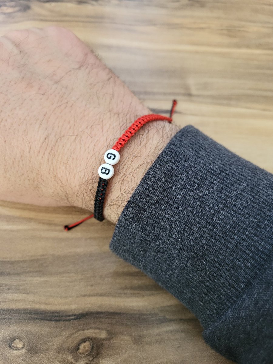 [  ] Bilinmeyen tutkularımdan biri Gençler'in maçına gidip en arkadan sessizce izlemek. Maçlarda, oyundan ve sonuçtan çok bir kent üzerine ve bir kente aidiyet duygusu üzerine düşünmek hoşuma gidiyor. Kalabalığın ve gürültünün içinde kendini dinlemenin ilginç ve huzur verici bir