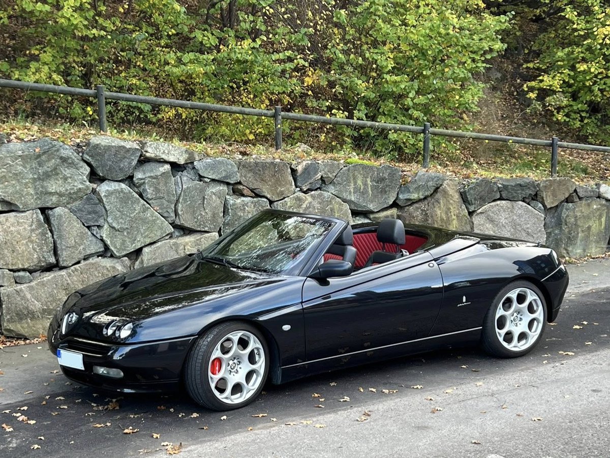 Black is never out of style on the Alfa Spider. #alfaromeo #squadra916