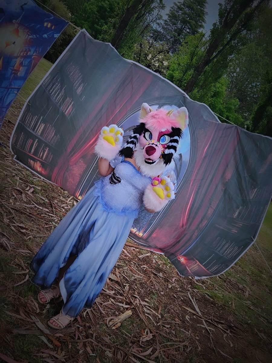 xXSkyWarriorXx's tweet photo. Just your local spooky cutie haunting the park 💕👻✨Proof that even the undead can be adorable~💀💗
#corpsebride #halloween2025 #furryfandom #furrymeet #furryhalloween #fursuit #furry https://t.co/hrPWj1NBTA