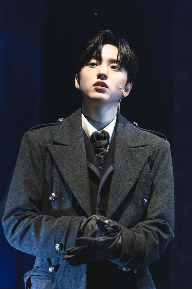 W_pic_ith's tweet photo. 251018 낮 데카브리 
스페셜커튼콜 :: 얼어붙은 도시

미하일 役 #정휘 

진짜로 죽은 거 맞습니까? https://t.co/pJfzNUe70c